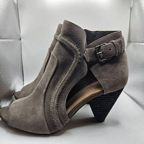 Vince Camuto gray suede; peep toe; zipper closure; wedge heel; great condition S - Picture 3 of 6